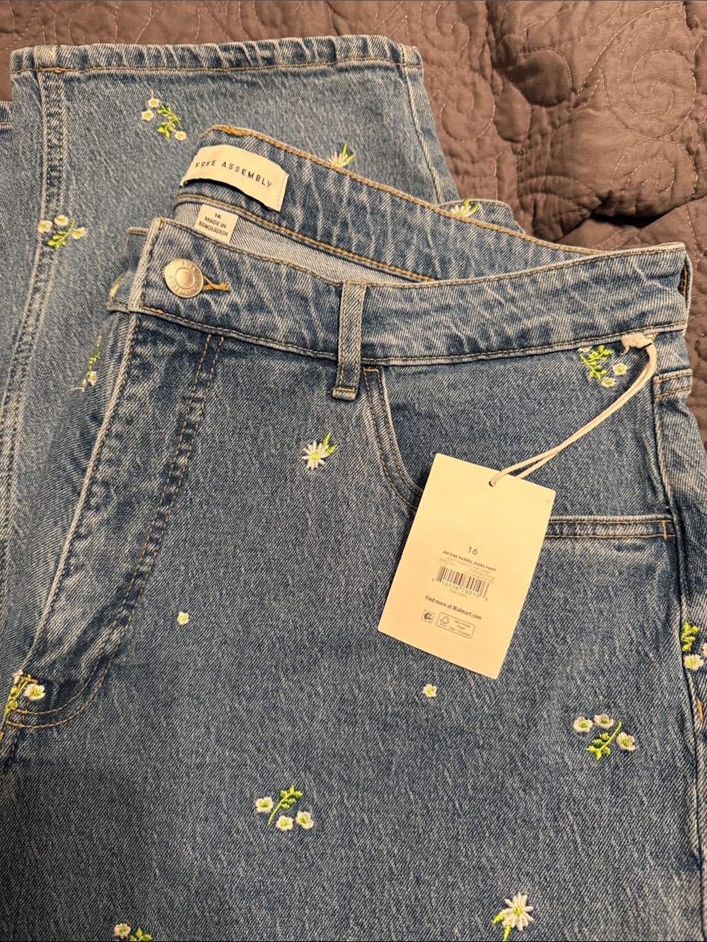 Women's NWT Floral Embroidered Barrel Jeans